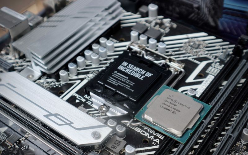 Mainboard điều khiển luồng dữ liệu, điện năng giữa tất cả các linh kiện khác